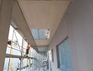 Zateplení podlahy polyfunkčního domu pomocí foukané izolace